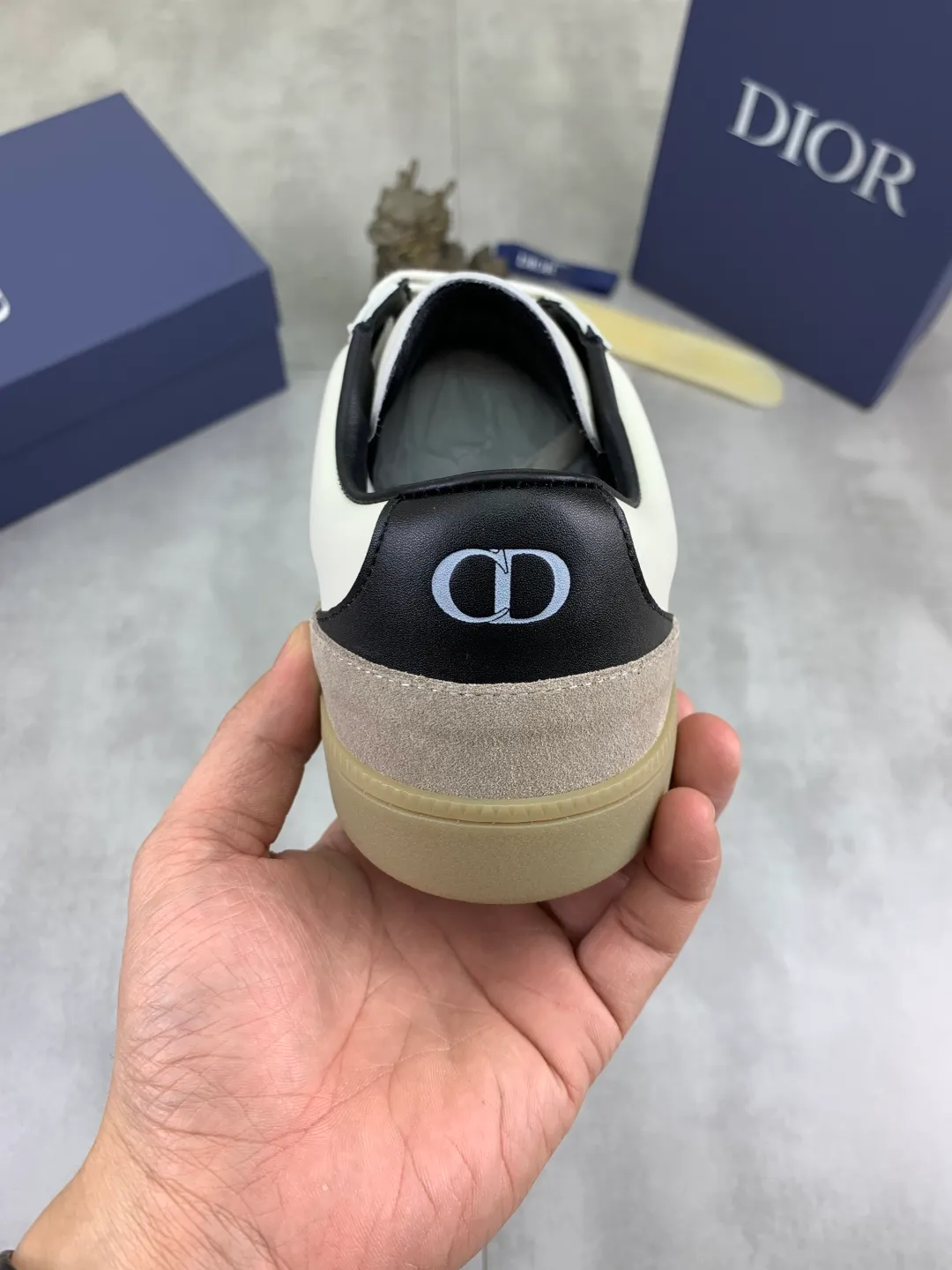 Men's shoes 💰P360 New Dior B01 moral training shoes, white first-layer cowhide, original molded outsole. New to the fall collection, this sneaker marks the return of a Dior classic, reinterpreted in a stylish and elegant silhouette. Crafted from white smooth first-grain cowhide with a tonal silk sheepskin lining, it features the Dior logo on the tongue and inner sides, and a CD icon on the heel. Paired with Tpu anti-slip soles of the same color, it can be matched with various styles to create a sophisticated look.  Code number: 38-44